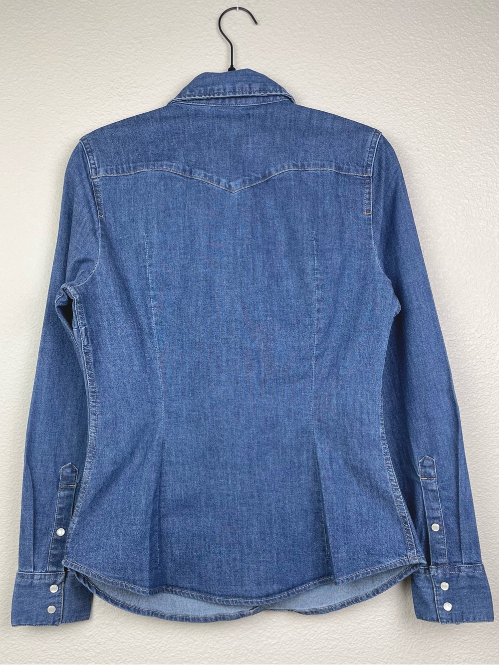 Levi's Women's XS Tailored Fit Classic Denim Western Shirt Blue Pearl Snaps Blue - Picture 9 of 16